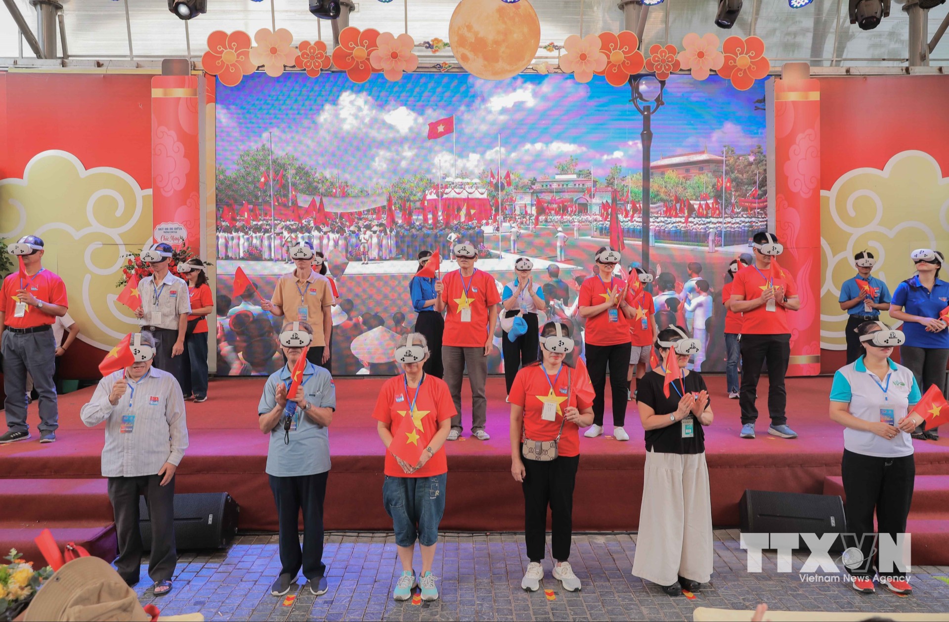 Chương trình thu hút đông đảo người dân thuộc nhiều lứa tuổi đến tham gia, trải nghiệm trong dịp kỷ niệm Ngày Giải phóng Thủ đô. (Ảnh: Phan Phương/TTXVN)